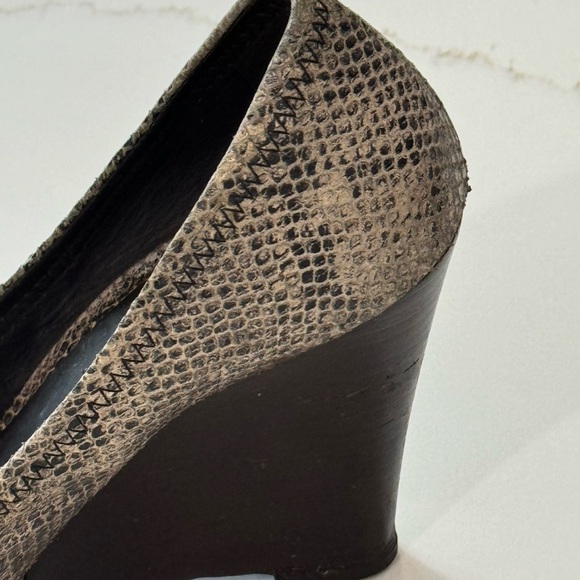 Tory Burch Grey-White Snakeskin Wegde - Picture 3 of 6